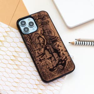 Japanischer Samurai | Echtes graviertes Holz Case für iPhone 16, 15, 14, 13, 12, 11, X, XS | MagSafe Upgrade verfügbar | Pro max, Plus, Pro, mini
