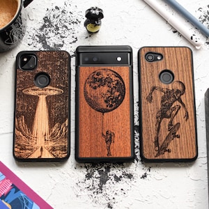 Space Adventure - Estuche de madera grabada real para Google Pixel 9, 9 Pro, 9 Pro XL / 8, 8 Pro / 7, 7 Pro / 6, 6 Pro / 5, 5A 5G / Fold