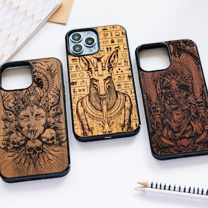 Antike Götter | Echte gravierte Holzhülle für iPhone 16, 15, 14, 13, 12, 11, X | iPhone Pro Max, Plus, Pro und SE Hüllen | Götter des Todes