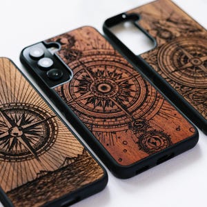 Travel Compass - Holz Samsung S25, S24, S23, S22, S21, S20 Tasche | Samsung Galaxy Ultra, Plus und FE Hüllen | Abenteuer, Natur, Nautisch