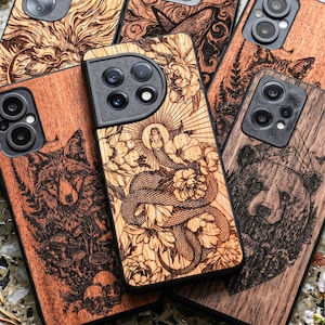 Peut inclure: Plusieurs coques de téléphone en bois avec des motifs gravés au laser. Les coques présentent des images d'un serpent, d'un ours, d'un renard et de motifs floraux. Le bois est brun chaud et les motifs sont brun foncé.