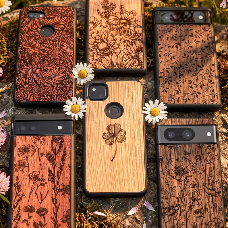 Puede incluir: Una colecci&oacute;n de fundas de tel&eacute;fono de madera con intrincados dise&ntilde;os florales y de hojas. Las fundas presentan una variedad de patrones, incluyendo grabados detallados de flores, follaje y un tr&eacute;bol de cuatro hojas. Cada funda tiene un borde negro.