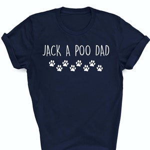 Puede incluir: Una camiseta azul marino con el texto "Jack a Poo Dad" en letras blancas y una fila de huellas de patas blancas debajo del texto.
