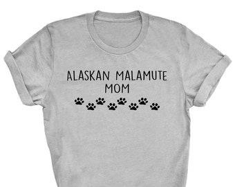 Pode incluir: Camiseta cinza com o texto "Alaskan Malamute Mom" e uma fileira de pegadas.