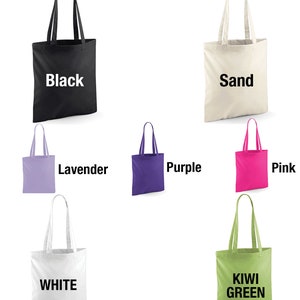 Pu&ograve; includere: Collezione di borse tote in vari colori, tra cui nero, sabbia, lavanda, viola, rosa, bianco e verde kiwi. Ogni borsa ha manici lunghi e il nome del colore stampato in bianco.
