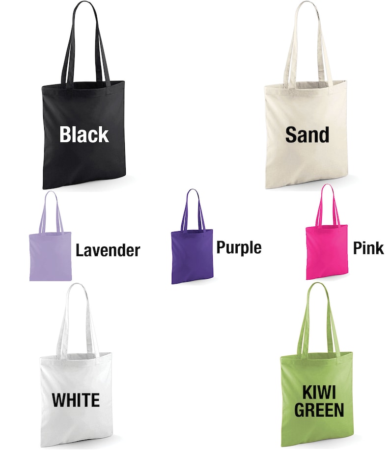Pu&ograve; includere: Collezione di borse tote in vari colori, tra cui nero, sabbia, lavanda, viola, rosa, bianco e verde kiwi. Ogni borsa ha manici lunghi e il nome del colore stampato in bianco.