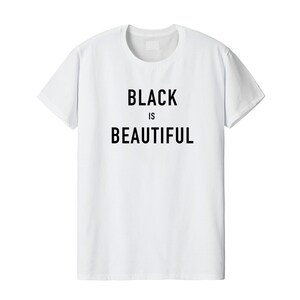 Puede incluir: Una camiseta blanca de manga corta con el texto BLACK IS BEAUTIFUL impreso en letras may&uacute;sculas negras y negritas en el centro del pecho. La prenda tiene un cuello redondo cl&aacute;sico y un dobladillo recto para un aspecto limpio.