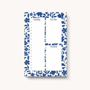 Puede incluir: Un bloc de notas blanco con un borde floral azul. El bloc de notas está dividido en tres secciones: "hoy", "por hacer" y "notas".