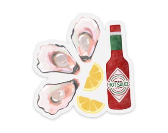 Puede incluir: Una pegatina con una ilustración de acuarela de tres ostras, dos gajos de limón y una botella de salsa picante. La botella es roja con una etiqueta verde que dice "HOT SAUCE".