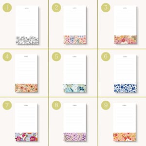 Op de afbeelding: Een verzameling van negen rechthoekige notitieblokken met bloemmotieven. Elk notitieblok heeft een wit gelijnd papiergedeelte en een decoratieve bloemenrand aan de onderkant. De bloemenranden hebben verschillende kleurenpaletten en patronen, waaronder zwart-wit lijntekeningen en kleurrijke bloemen.
