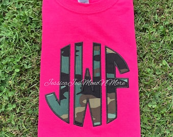 Chemise monogramme-chemise camouflage à monogramme-chemise camouflage-t-shirt militaire monogramme-camouflage-militaire-chemise à monogramme rose-monogrammes-chemise personnalisée