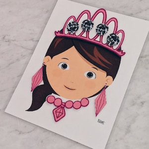 Peut inclure: Une activité de bricolage imprimable mettant en scène une fille de dessin animé avec une couronne, un collier et des boucles d'oreilles roses. L'artisanat est prêt à être personnalisé avec un nom.