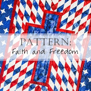 Op de afbeelding: Een quiltpatroon met een patriottisch thema, met rode, witte en blauwe geometrische vormen en sterren. De tekst "PATTERN: Faith and Freedom" is over het ontwerp geplaatst. Het quiltontwerp bevat ruit- en rechthoekige vormen.