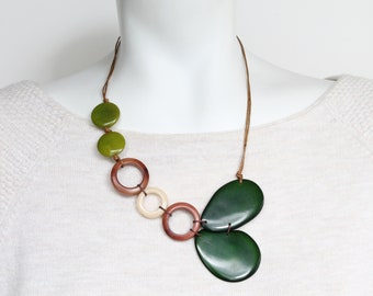 Gioielli con noci Tagua, collana verde, collana Statement, collana Boho, Gioielli ecofriendly, Gioielli vegani, Idee regalo, Avorio vegetale, Eco