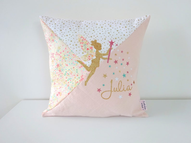 Coussin prénom en lin et liberty coussin fée étoiles - Créatrice : Lepetitmondedemaoli