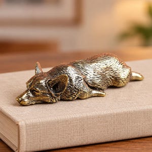 Estatueta de Corgi em Latão, Cachorro Deitado para Decoração de Mesa, Estátua de Animal Pequeno, Presente Ideal para Amantes de Chá