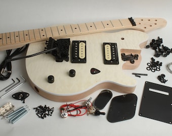 Könnte beinhalten: Ein E-Gitarren-Set mit einem Korpus aus Naturholz, schwarzen Tonabnehmern und einem schwarzen Kopf. Das Set enthält alle notwendigen Hardware- und Bauteile zum Zusammenbauen der Gitarre, einschließlich Saiten, Schrauben, Knöpfe und Schlagbrett.