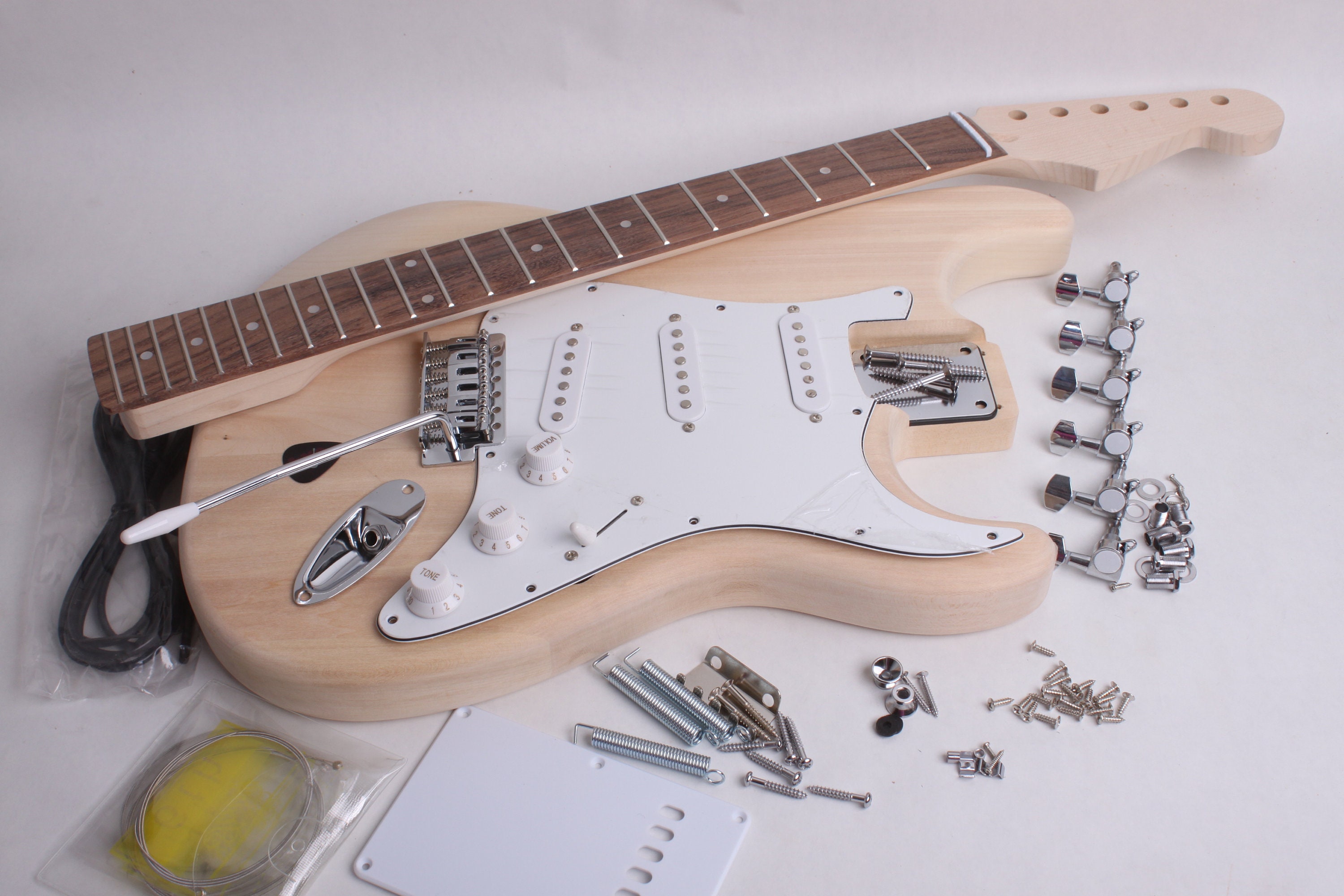Byoguitar ST Style Guitar Kit 2022 Unfinished -  Canada