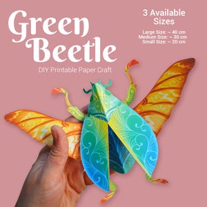 Puede incluir: Una manualidad de papel imprimible de un escarabajo verde con alas azules y amarillas. Se muestra el texto "Green Beetle" y "DIY Printable Paper Craft". Disponible en tres tamaños: Grande (~40 cm), Mediano (~30 cm) y Pequeño (~20 cm).