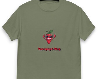 Könnte beinhalten: Ein grünes T-Shirt mit einer roten Cartoon-Chili-Schote, die eine Sonnenbrille trägt und den Daumen nach oben zeigt. Der Text "Neuroscipy & Nicey" ist unter der Chili-Schote aufgedruckt.