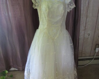 Vintage Ladies Short Wedding Lace Dress Button Up Back