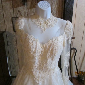 Beautiful Wedding Dress Lace & Beading Size Small / Medium image 2