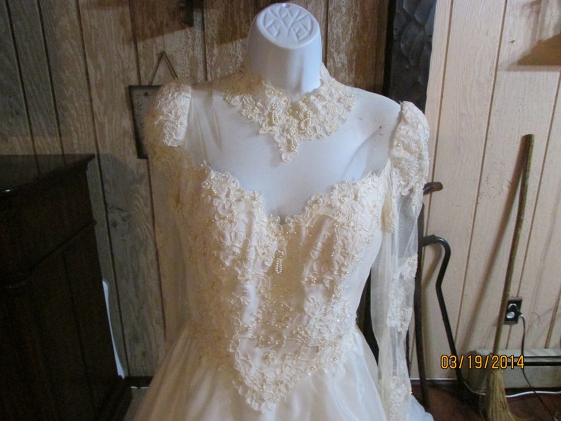 Beautiful Wedding Dress Lace & Beading Size Small / Medium image 2