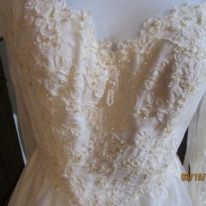 Beautiful Wedding Dress Lace & Beading Size Small / Medium image 4