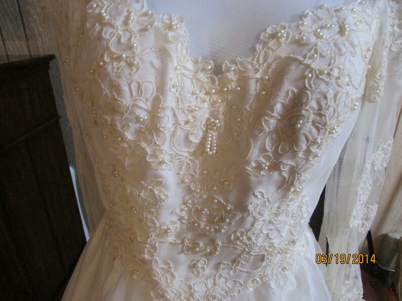 Beautiful Wedding Dress Lace & Beading Size Small / Medium image 4