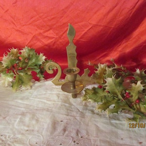 Vintage Kerzenhalter aus Messing geformt wie ein Kerzenhalter mit Kerze & Flamme