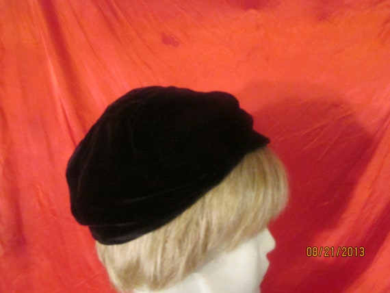 Vintage Ladies Velvet Newsboy Cap Hat Black / Dar… - image 4