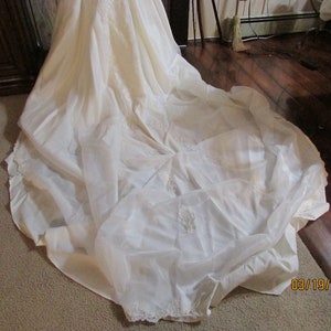 Beautiful Wedding Dress Lace & Beading Size Small / Medium image 9