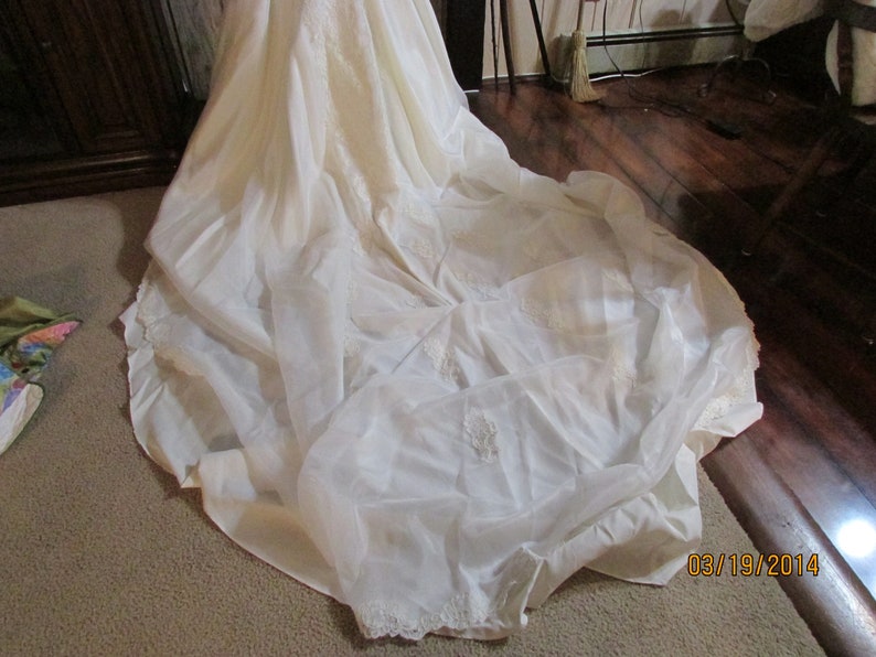 Beautiful Wedding Dress Lace & Beading Size Small / Medium image 9