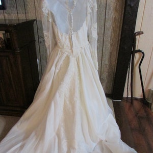 Beautiful Wedding Dress Lace & Beading Size Small / Medium image 8