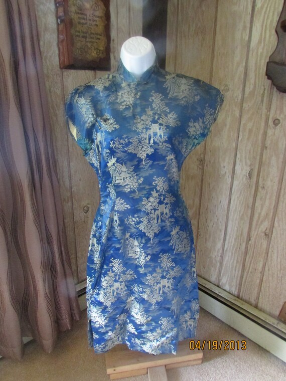 Vintage Ladies Asian Satin Dress Brocade Asian Cheongsam Pinup Blue & Silver Flowers Tea House View 2