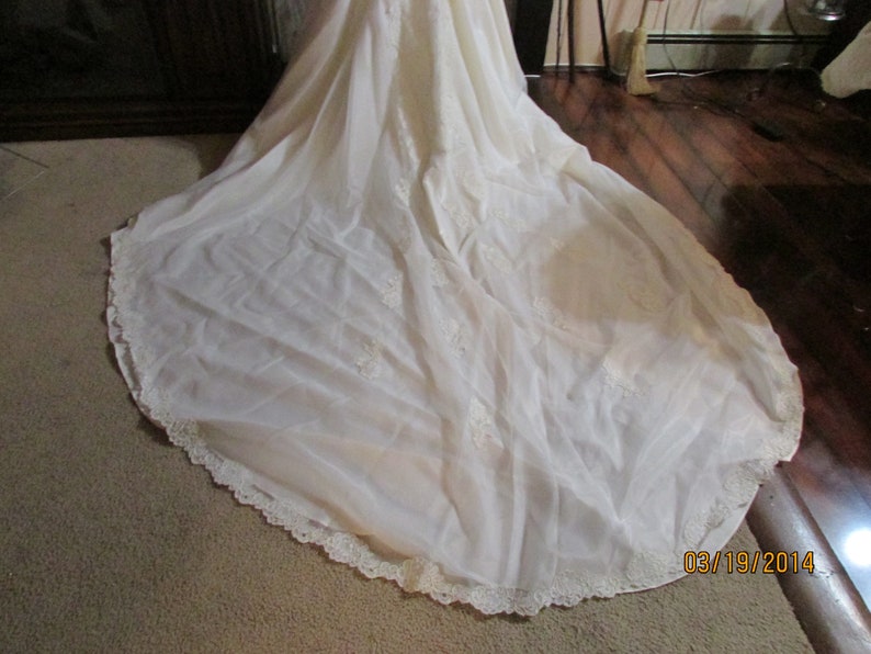 Beautiful Wedding Dress Lace & Beading Size Small / Medium image 10