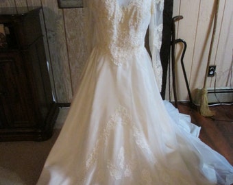 Beautiful Wedding Dress Lace & Beading Size Small / Medium