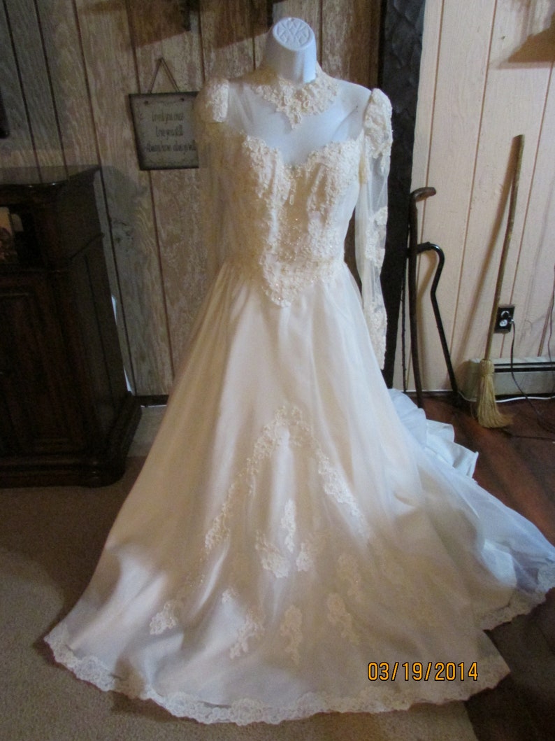 Beautiful Wedding Dress Lace & Beading Size Small / Medium image 1