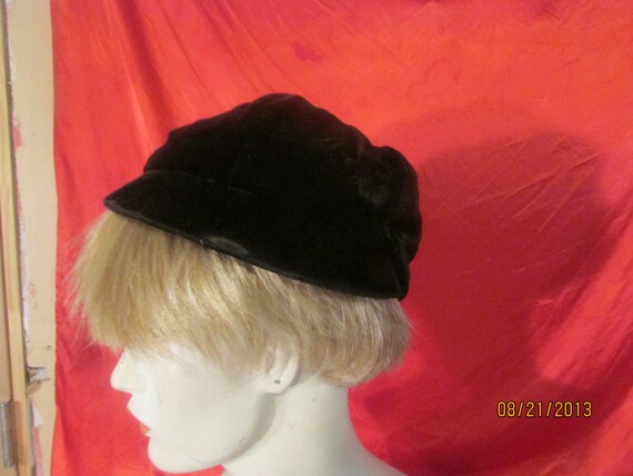 Vintage Ladies Velvet Newsboy Cap Hat Black / Dar… - image 2