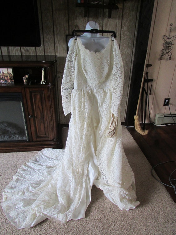 Vintage White Lace Wedding Dress..