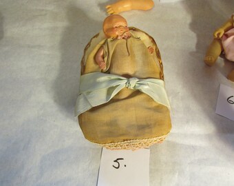 Baby Puppe im Korb mit Wollbettwäsche