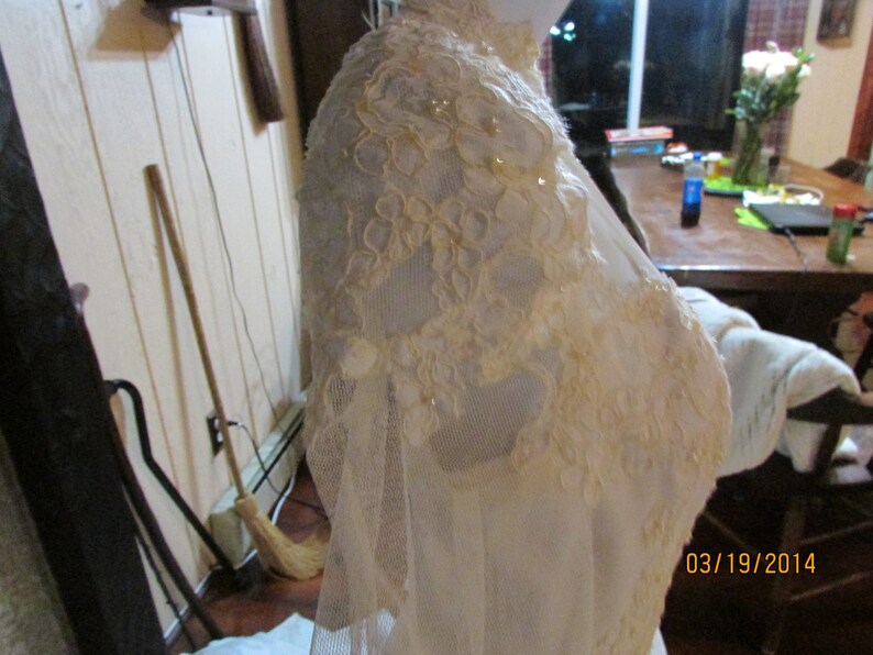 Beautiful Wedding Dress Lace & Beading Size Small / Medium image 5