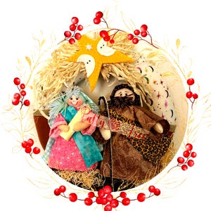 Puede incluir: Una corona de Navidad con una escena de la natividad hecha a mano, que incluye una estrella amarilla, una mujer que sostiene un muñeco de bebé y un hombre con barba. La corona está decorada con bayas rojas y detalles dorados.