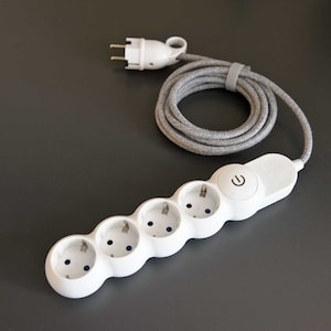 Könnte beinhalten: Ein rundes blaues Kissen mit einem weißen Blumenmuster und weißen Vögeln. Das Kissen hat ein weißes Etikett mit dem Text "Zulily" darauf.