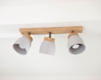 Triple spotlight strip made of solid oak wood with ceramic shade, GU 10 sockets - perfectly directed light where you need it.