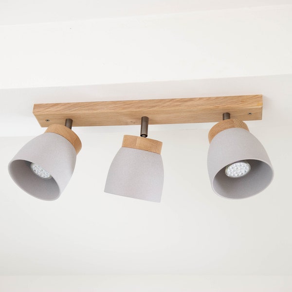Triple spotlight strip made of solid oak wood with ceramic shade, GU 10 sockets - perfectly directed light where you need it.