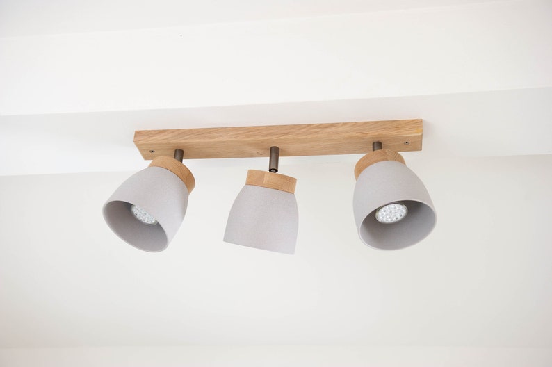 Triple spotlight strip made of solid oak wood with ceramic shade, GU 10 sockets perfectly directed light where you need it. hellgrau/light grey