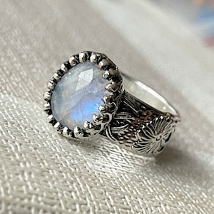 Pierścionek z kamieniem księżycowym Vivid Boho Blue Flash Fix Size Antique Silver Brass Vintage