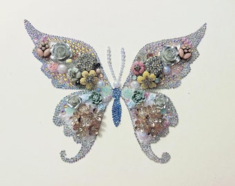 wunderschöne, funkelnde, gerahmte Kunst mit Schmetterlingen und Knöpfen in gemischten Medien