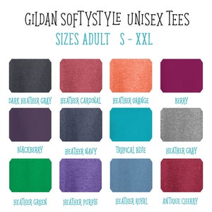 以下が含まれることがあります： Gildan Softstyle ユニセックスTシャツのカラーチャート画像。ダークヘザーグレー、ヘザーカーディナル、ヘザーオレンジ、ベリー、ブラックベリー、ヘザーネイビー、トロピカルブルー、ヘザーグレー、ヘザーグリーン、ヘザーパープル、ヘザーロイヤル、アンティークチェリーなど、さまざまな色が表示されています。サイズ：大人用S～XXL。